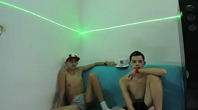 Snapshot of Latinos_2001 chatting on February 16, 2025, 10:21 pm Latinos 2001 online show from February 16, 2025, 10:21 pm
