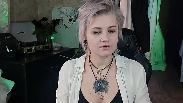 Snapshot of EvaBrownie chatting on February 4, 2025, 8:35 am EvaBrownie online show from February 4, 2025, 8:35 am