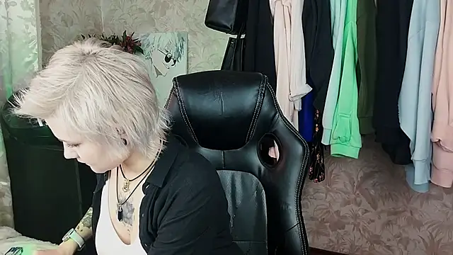 Snapshot of EvaBrownie chatting on February 5, 2025, 9:57 am EvaBrownie online show from February 5, 2025, 9:57 am