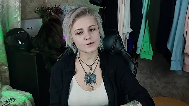 Snapshot of EvaBrownie chatting on February 5, 2025, 1:11 pm EvaBrownie online show from February 5, 2025, 1:11 pm