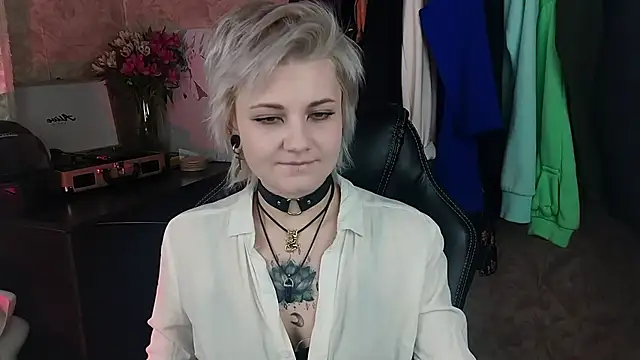 Snapshot of EvaBrownie chatting on February 11, 2025, 8:15 am EvaBrownie online show from February 11, 2025, 8:15 am