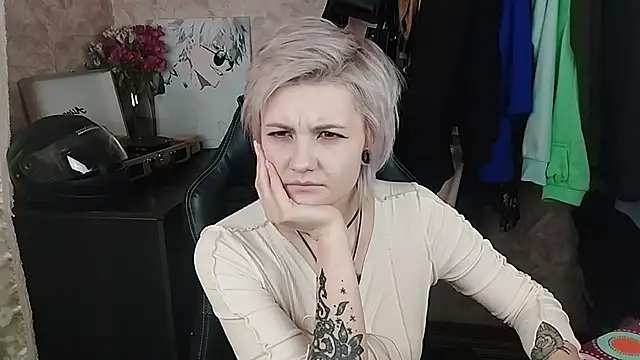 Snapshot of EvaBrownie chatting on February 21, 2025, 12:28 pm EvaBrownie online show from February 21, 2025, 12:28 pm