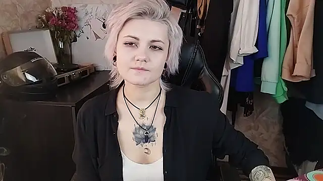 Snapshot of EvaBrownie chatting on February 22, 2025, 10:18 am EvaBrownie online show from February 22, 2025, 10:18 am