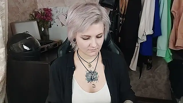 Snapshot of EvaBrownie chatting on February 22, 2025, 1:24 pm EvaBrownie online show from February 22, 2025, 1:24 pm