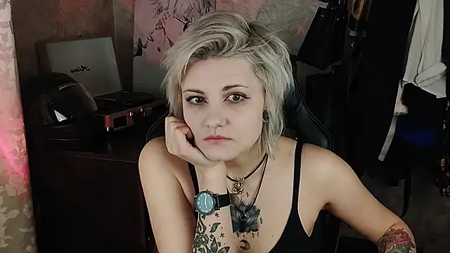 Snapshot of EvaBrownie chatting on March 5, 2025, 12:11 pm EvaBrownie online show from March 5, 2025, 12:11 pm