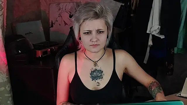 Snapshot of EvaBrownie chatting on March 8, 2025, 2:40 pm EvaBrownie online show from March 8, 2025, 2:40 pm