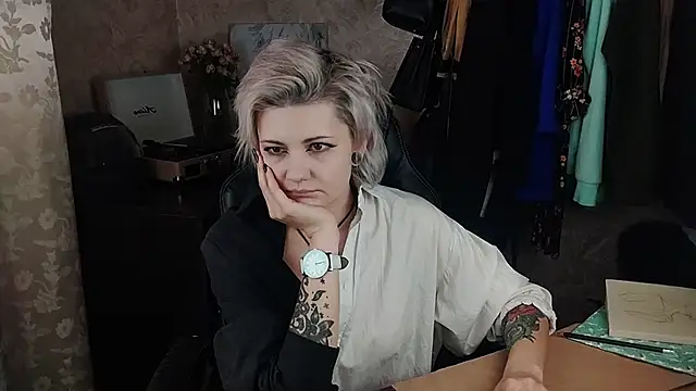 Snapshot of EvaBrownie chatting on March 13, 2025, 8:59 am EvaBrownie online show from March 13, 2025, 8:59 am