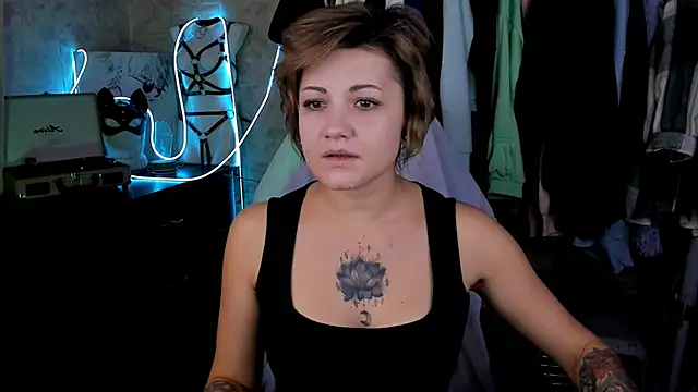 Snapshot of EvaBrownie chatting on October 2, 2025, 9:49 am EvaBrownie online show from October 2, 2025, 9:49 am