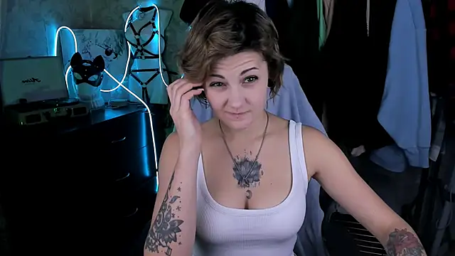 Snapshot of EvaBrownie chatting on October 21, 2025, 2:51 pm EvaBrownie online show from October 21, 2025, 2:51 pm