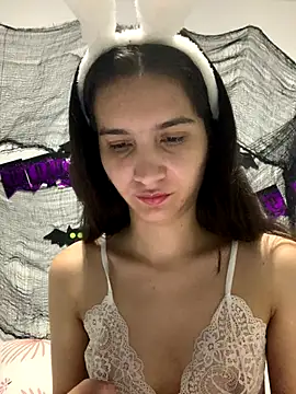 Bella still online show from October 30, 2025, 1:12 pm