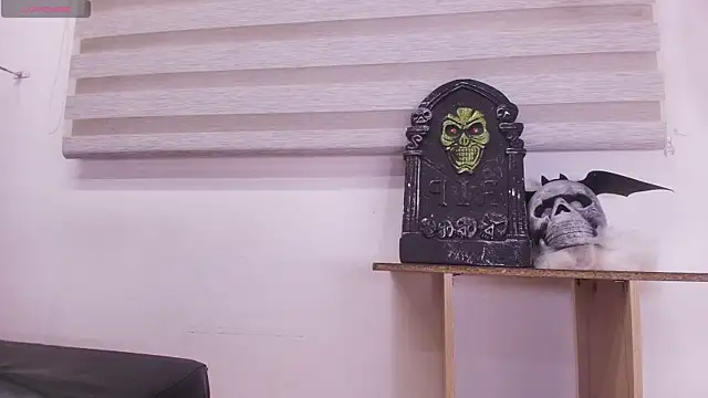 Snapshot of Auroraa_miller chatting on October 10, 2025, 11:53 am Auroraa miller online show from October 10, 2025, 11:53 am