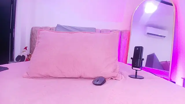 Snapshot of Auroraa_miller chatting on December 2, 2025, 11:59 am Auroraa miller online show from December 2, 2025, 11:59 am