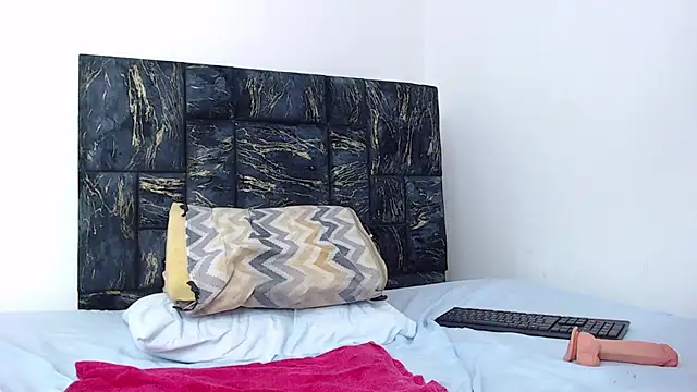 loretahorny online show from February 12, 2025, 7:35 pm