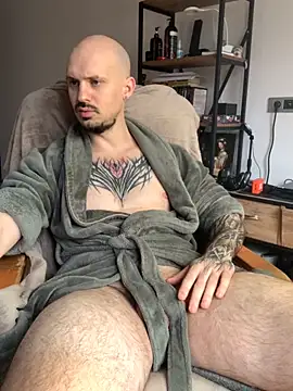 Snapshot of AssHunter4k chatting on December 2, 2025, 8:41 am AssHunter4k online show from December 2, 2025, 8:41 am