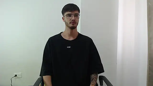 Snapshot of Aleex_Miller chatting on September 17, 2025, 4:08 pm Aleex Miller online show from September 17, 2025, 4:08 pm