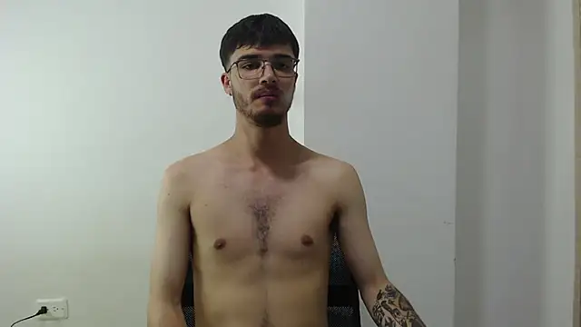 Snapshot of Aleex_Miller chatting on September 20, 2025, 5:52 am Aleex Miller online show from September 20, 2025, 5:52 am