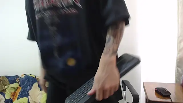 Snapshot of Aleex_Miller chatting on September 30, 2025, 7:08 pm Aleex Miller online show from September 30, 2025, 7:08 pm