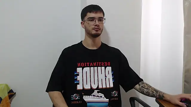 Snapshot of Aleex_Miller chatting on October 5, 2025, 8:29 pm Aleex Miller online show from October 5, 2025, 8:29 pm