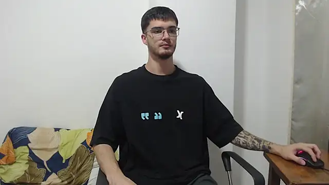 Snapshot of Aleex_Miller chatting on October 6, 2025, 11:57 pm Aleex Miller online show from October 6, 2025, 11:57 pm