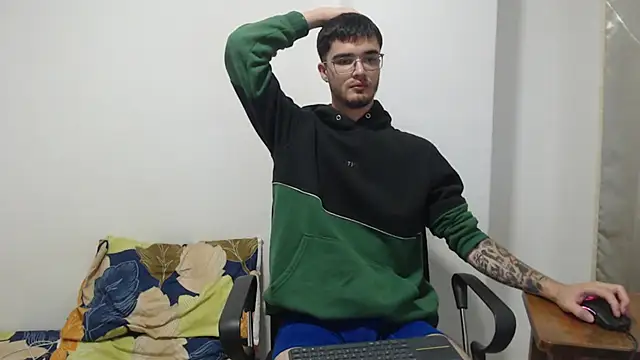 Snapshot of Aleex_Miller chatting on October 8, 2025, 7:39 am Aleex Miller online show from October 8, 2025, 7:39 am