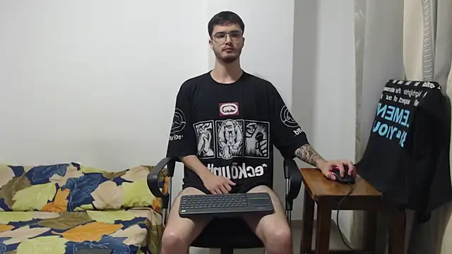 Snapshot of Aleex_Miller chatting on October 13, 2025, 12:43 am Aleex Miller online show from October 13, 2025, 12:43 am