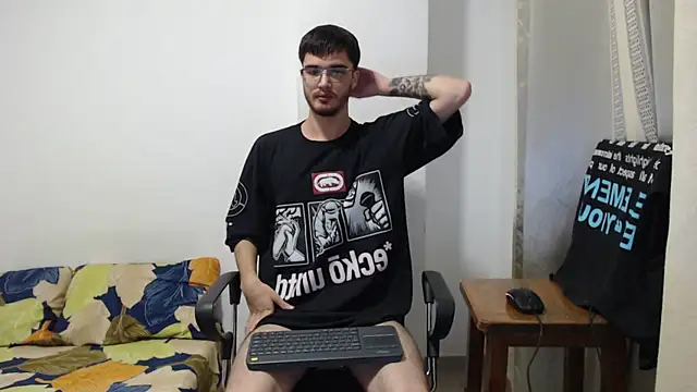 Snapshot of Aleex_Miller chatting on October 17, 2025, 4:37 am Aleex Miller online show from October 17, 2025, 4:37 am