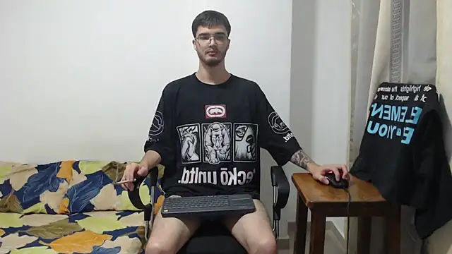 Snapshot of Aleex_Miller chatting on October 19, 2025, 6:14 am Aleex Miller online show from October 19, 2025, 6:14 am