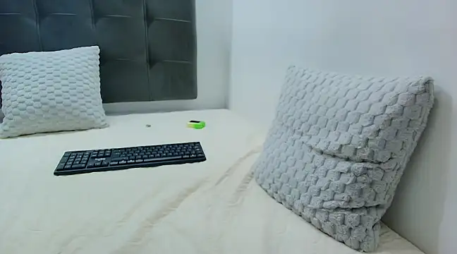 Snapshot of wolfandsky chatting on February 13, 2025, 5:44 pm wolfandsky online show from February 13, 2025, 5:44 pm