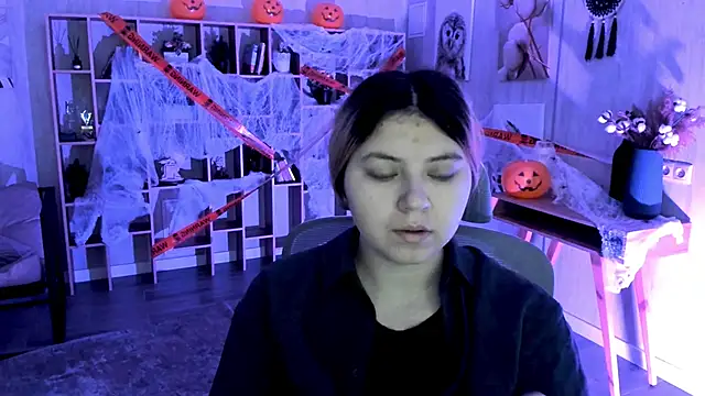 DiaAngell online show from October 31, 2025, 8:10 pm