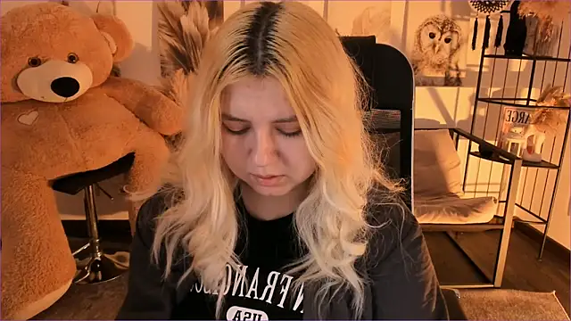 DiaAngell online show from December 18, 2025, 7:20 pm