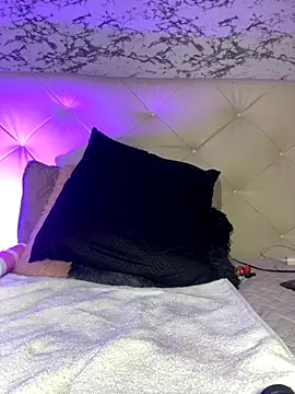 Lili  taylor online show from November 4, 2025, 4:22 am