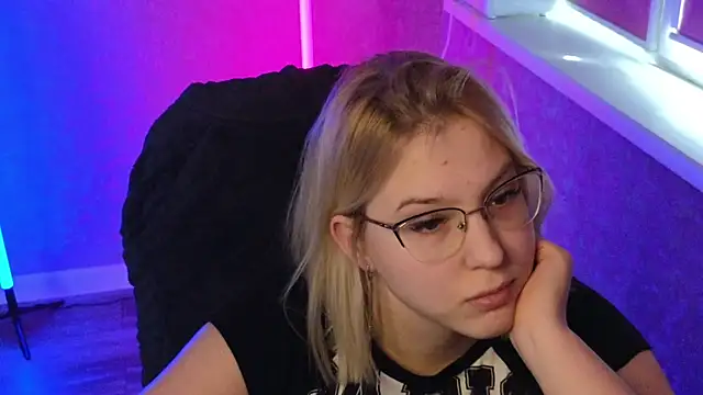 HotBrandyX online show from March 3, 2025, 8:05 am