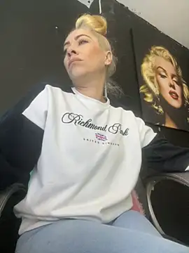 viktoria davis  online show from October 1, 2025, 11:33 pm