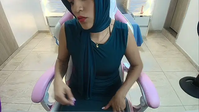 Snapshot of Zulema_hamdi chatting on February 3, 2025, 10:32 pm Zulema hamdi online show from February 3, 2025, 10:32 pm