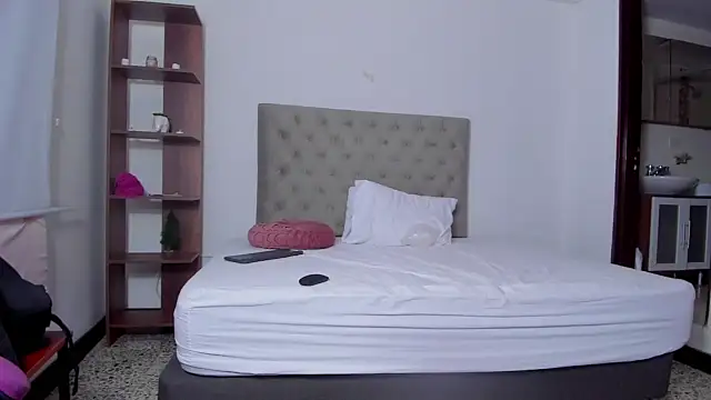 Dayana  Ospina online show from February 22, 2025, 7:47 pm