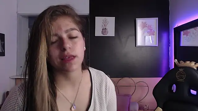 Snapshot of Kitten_Cam chatting on October 22, 2025, 3:18 am Kitten Cam online show from October 22, 2025, 3:18 am