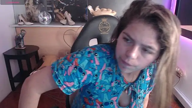 Snapshot of Kitten_Cam chatting on October 28, 2025, 2:15 am Kitten Cam online show from October 28, 2025, 2:15 am