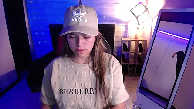 Snapshot of Kitten_Cam chatting on November 7, 2025, 3:17 am Kitten Cam online show from November 7, 2025, 3:17 am