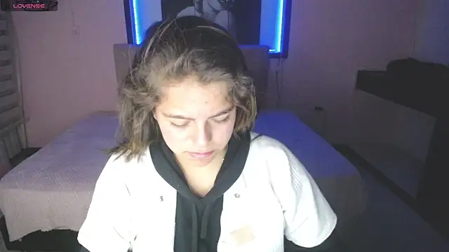 Snapshot of Kitten_Cam chatting on November 20, 2025, 1:17 am Kitten Cam online show from November 20, 2025, 1:17 am