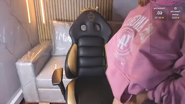 Snapshot of Kitten_Cam chatting on November 27, 2025, 4:36 am Kitten Cam online show from November 27, 2025, 4:36 am