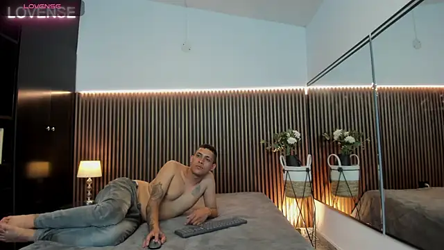 alicia chris online show from February 8, 2025, 3:52 am