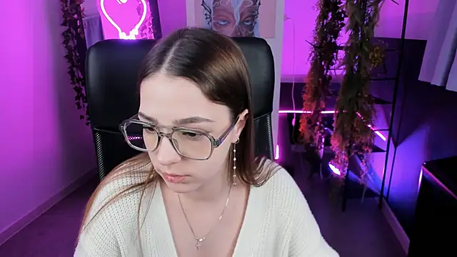 Snapshot of PamBeesly chatting on February 8, 2025, 8:09 am PamBeesly online show from February 8, 2025, 8:09 am