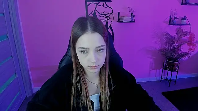 Snapshot of PamBeesly chatting on March 22, 2025, 11:32 am PamBeesly online show from March 22, 2025, 11:32 am