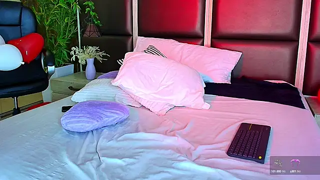 Snapshot of Bella_Smiith_ chatting on February 18, 2025, 1:32 am Bella Smiith online show from February 18, 2025, 1:32 am