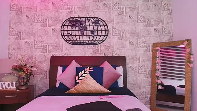 Snapshot of Bella_Smiith_ chatting on October 15, 2025, 12:49 pm Bella Smiith online show from October 15, 2025, 12:49 pm