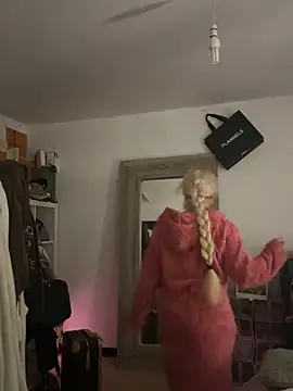 Snapshot of blissdimicco chatting on February 27, 2025, 8:42 pm blissdimicco online show from February 27, 2025, 8:42 pm