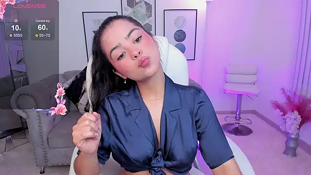 Snapshot of Layla_Breezee chatting on January 26, 2025, 12:11 pm Layla Breezee online show from January 26, 2025, 12:11 pm