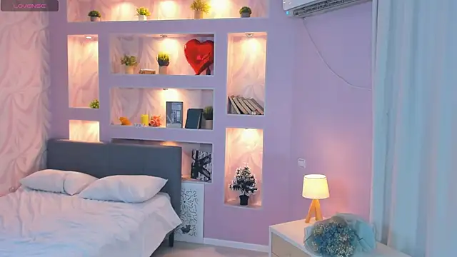 Snapshot of FloraDobb chatting on November 5, 2025, 7:08 am FloraDobb online show from November 5, 2025, 7:08 am