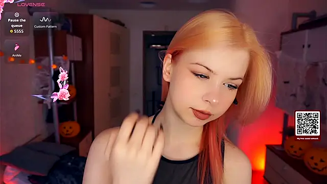 LynetHakes online show from October 10, 2025, 4:22 am