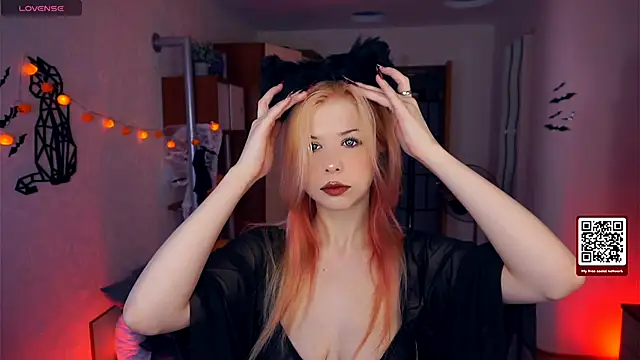 LynetHakes online show from October 13, 2025, 4:12 am